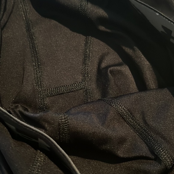 Youth Under Armour  compression tights. 3/4 length.  Youth Large. - Picture 13 of 13